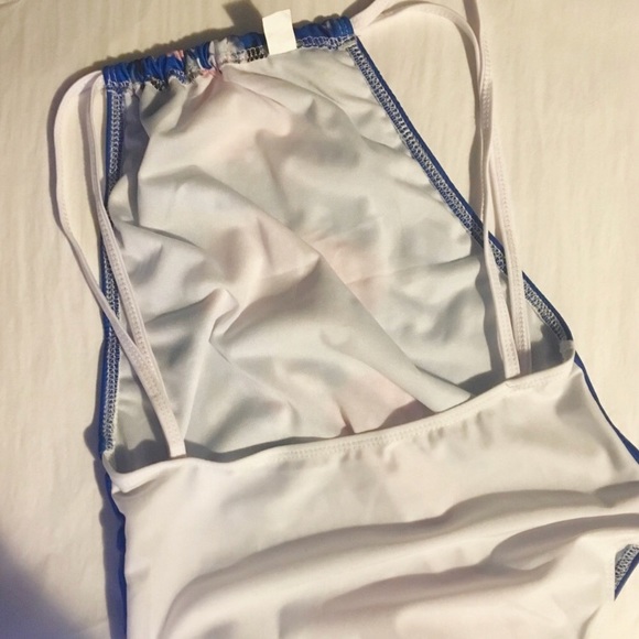 Swimsuit/bodysuit with Adjustable neckline - Picture 5 of 8